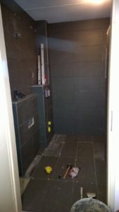 vloer-tegels-op-de-wand