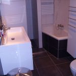 badkamer met bad en inloop douche